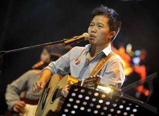 http://vietsukino.blogspot.com/2012/10/artis-dan-musisi-indonesia-yang.html