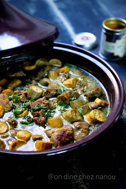 Tagine , tajine, courgettes jaunes , épices , plat familial