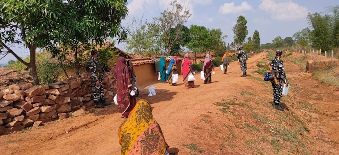 चन्दौली: सीआरपीएफ के जवानों ने नौगढ़ के बनवासी बस्तियों में बांटा खाद्यान व मास्क