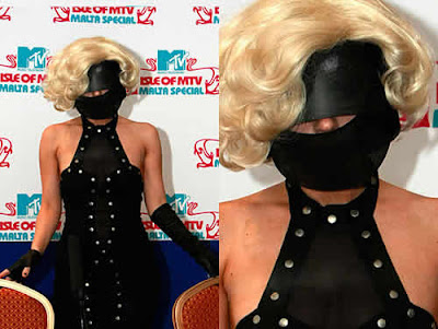 Lady Gaga de máscara e roupa bizarra