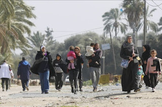 Beberapa orang dewasa dan anak-anak Palestina sedang berjalan mencari perlindungan (ANTARA/Anadolu)