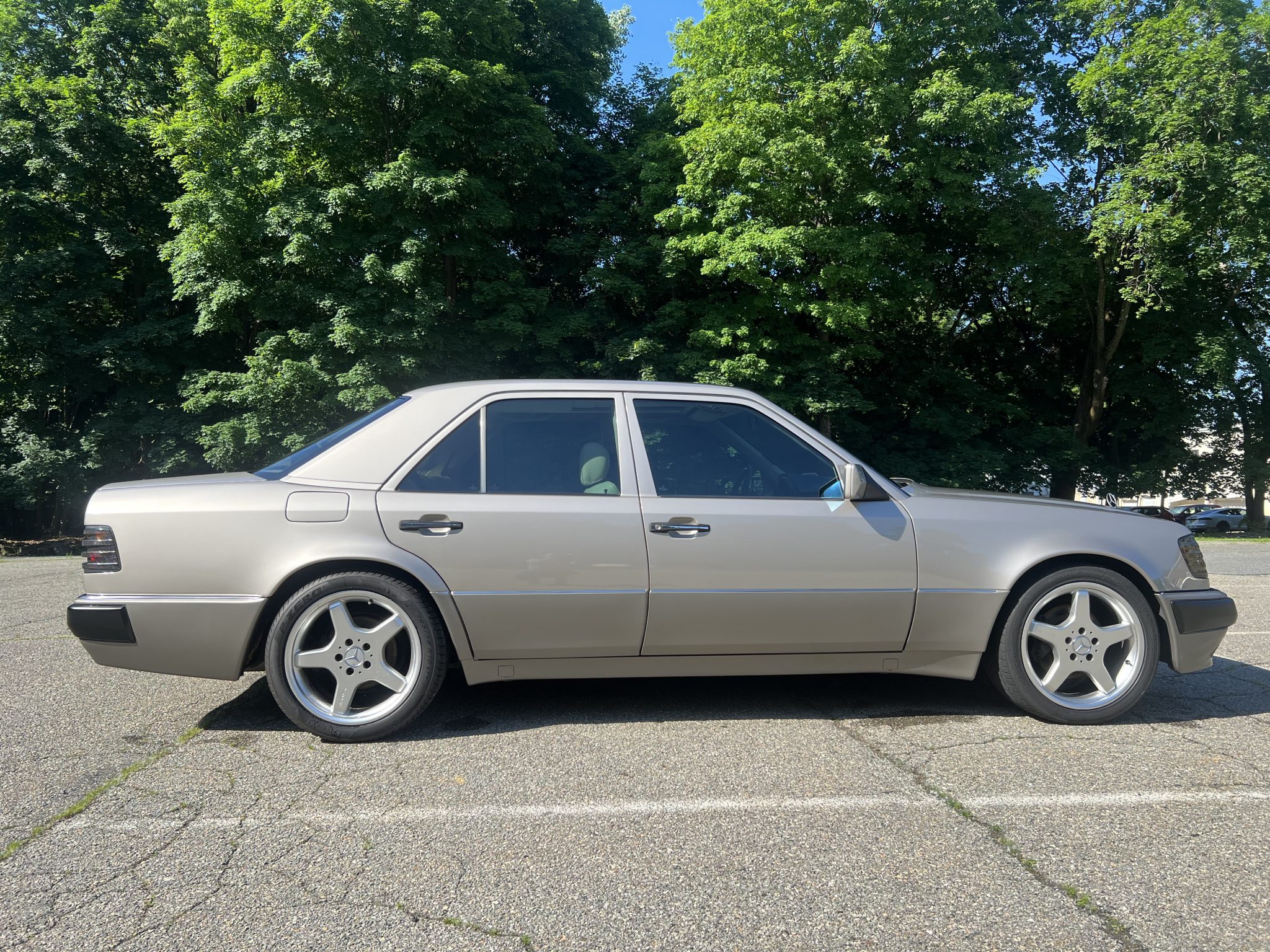 Mercedes-Benz W 124 500 E in rauchsilber-metallic 18-Zoll-AMG-Felgen