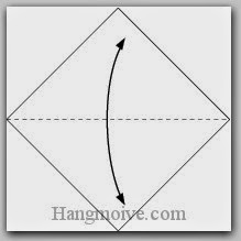 Bước 1: Gấp đôi tờ giấy lại để tạo nếp gấp, sau đó lại mở ra.