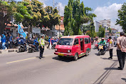 Buruh Berangkat Ke Bandung, Personel Polres Purwakarta Lakukan Pengaturan Lalulintas 