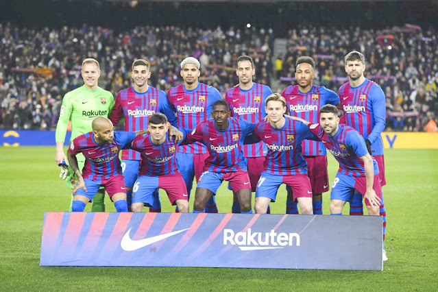 F. C. BARCELONA. Temporada 2021-22. Ter Stegen, Ferran Torres, Ronald Araújo, Sergio Busquets, Aubameyang, Piqué. Dani Alves, Pedri, Ousmane Demebelé, Frenkie De Jong, Jordi Alba. F. C. BARCELONA 1 SEVILLA F. C. 0 Domingo 03/04/2022, 21:00 horas. Campeonato de Liga de 1ª División, jornada 30. Barcelona, Nou Camp: 76.112 espectadores. GOLES: 1-0: 72’, Pedri.