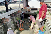 Babinsa Koramil 24/Mutiara Timur Bersama Warga Desa Gampong Lada Bersihkan Saluran Irigasi Persawahan