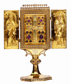 Η τρίπτυχη σταυροθήκη με τεμάχιο Τιμίου Σταυρού του Eine. Όπως δηλώνει ελληνική επιγραφή, ανήκε κάποτε στην πορφυρογέννητη Μαρία Κομνηνή.
