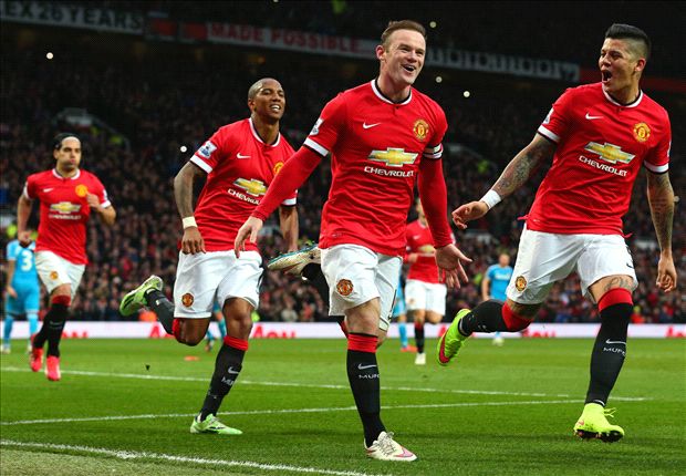 Wayne Rooney, attaquant de Manchester United, celebre son but avec ses coéquipiers Rojo et Young