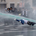 Una mujer sale despedida por los aires por un cañón de agua durante una protesta en Israel