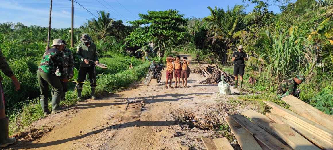 Antusias Anak-anak Melihat Anggota Satgas TMMD Bekerja Di Desa Mereka