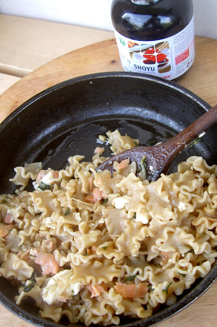 pasta integrale con germogli di soia, salmone e formaggio