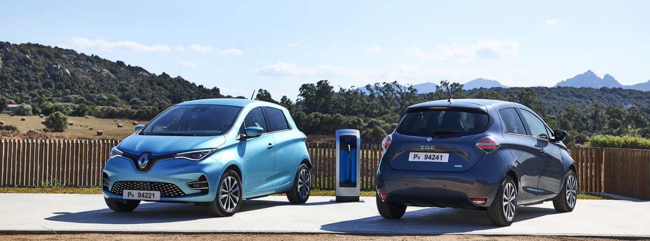 Renault Zoe azul y Tesla Model 3 rojo