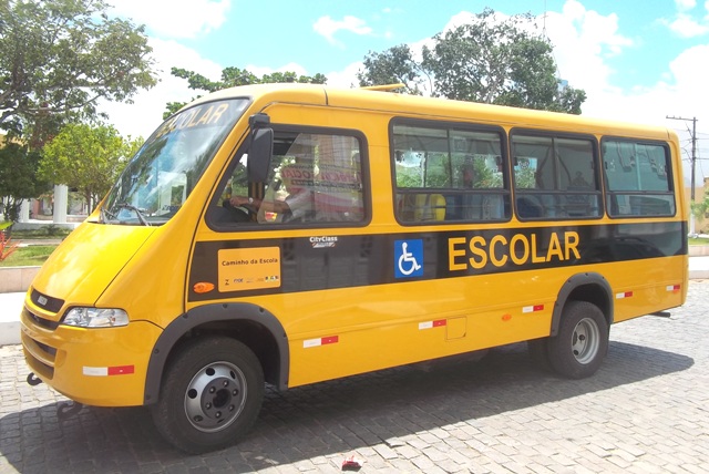 Prefeitura de Mairi recebe micro-ônibus o km do Programa Caminho da Escola do Governo Federal