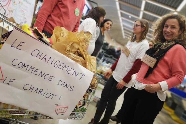 O grupo ecologista 'Juntos pelo clima' presiona os clientes de um supermercado, Marcq-en-Baroeul, norte da França