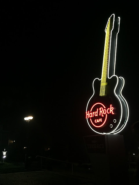 in fata la Hard Rock Cafe Bucuresti