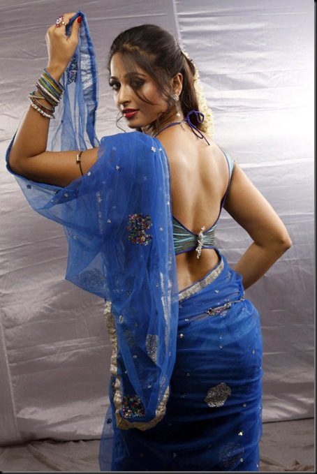 Anushka-hot-vaanam-stills(4)
