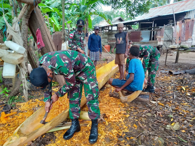    Warga Senang Prajurit TNI Bantu Membuat Perahu Tradisional Kole-kole
