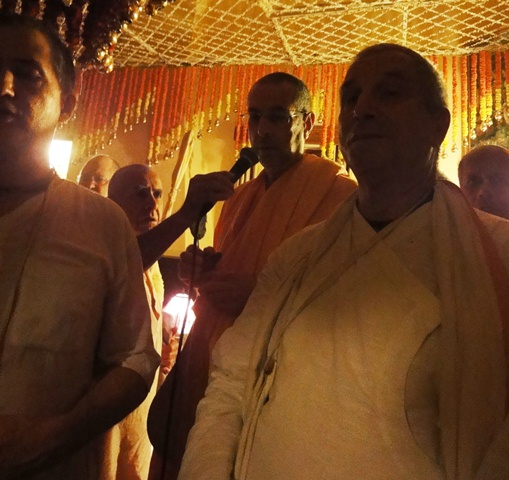 His Holiness Niranjana Swami  Leads a Deeply Emotional Guruvastakam Kirtan