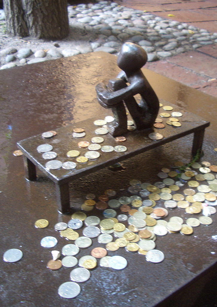 Pojke som tittar på månen,  Boy looking at the Moon,  Iron Boy,  Olle,  Järnpojke,  Sculptor Liss Eriksson,  smallest monument in Sweden,  Church Finska Kyrkan,