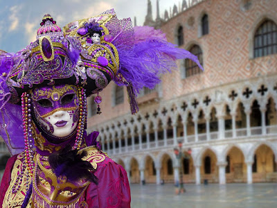 purple-mask-opposite-the-doge-palace-in-venice
