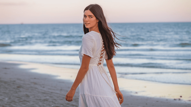 Mulher caminhando na praia