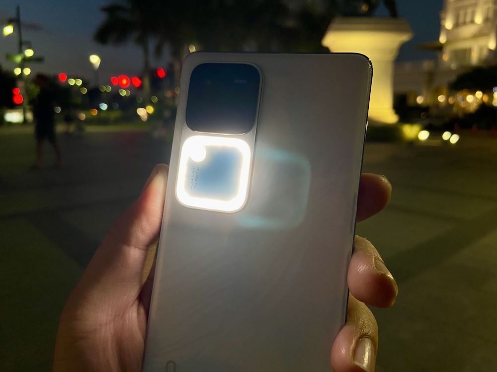 vivo V30 Pro Aura Light