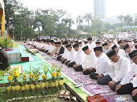 Ribuan Umat Muslim Sholat Idul Fitri di Lapangan Merdeka Medan