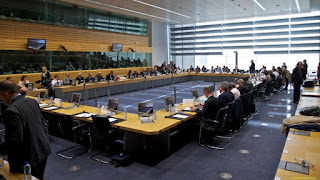 Η απόφαση του Eurogroup θα επιβαρύνει διπλά την αγορά