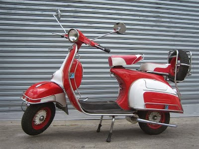 Foto motor vespa warna merah list putih