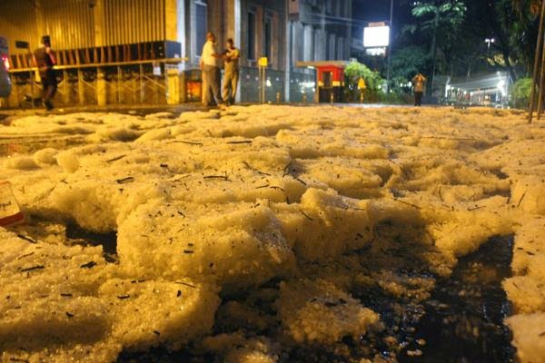 Forte queda de granizo atinge Porto Alegre