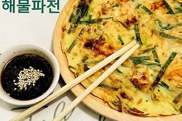 Pajeon recipe is a traditional Korean-style dish that contains scallions and vegetables. This typical ginseng country pancake is usually created with a mixture of seafood, kimchi, or vegetables.