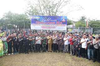 Forum Komunikasi Pimpinan Daerah (Forkopimda) Kalimantan Barat menggelar Apel Deklarasi Pemilu Damai dan Deklarasi Zero Knalpot Brong di Halaman Rumah Radakng Pontianak. (Adpim Pemprov Kalbar/Borneotribun)