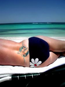 tomando sol na tatuagem