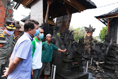 Bupati Suwirta Tinjau Kebakaran Gedong Penyimpenan Pura Dalem Setra Sidayu Tojan