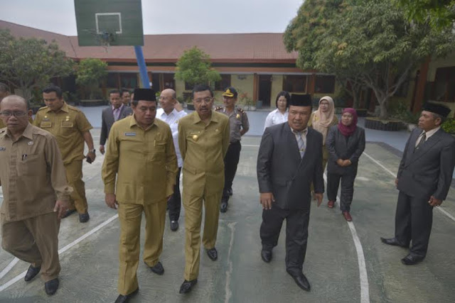 Hari Pertama, Plt Gubsu Pantau Pelaksanaan Ujian Nasional