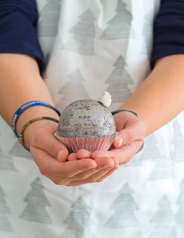 Cupcake de chocolate y crema de turrón en bola de Navidad