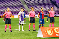 Los capitanes, Toni Villa y Coke, y el trío arbitral: Pizarro Gómez, Garrido Romero y Massó. REAL VALLADOLID C. F. 2 LEVANTE U. D. 4. 26/01/2021. Copa del Rey, octavos de final, eliminatoria a partido único. Valladolid, Estadio José Zorrilla. GOLES: 1-0: 13’, Toni Villa. 1-1: 23’, Enes Bardhi. 1-2: 45’, Malsa. 1-3: 59’, Coke. 2-3: 65’, Weissman. 2-4: 80’, Morales, de penalti.
