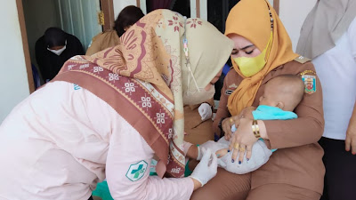 Tinjau Kegiatan Bulan Imunisasi Anak Nasional, Ini Harapan Vera Yuliastuti Amd