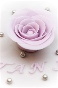 Perle cake diamnond pattern  close up on rose really close