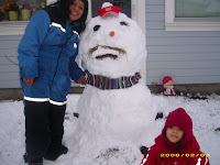 Melissa y Zulema with their snowman