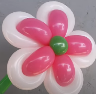 Blumenblüte aus Luftballons modelliert.