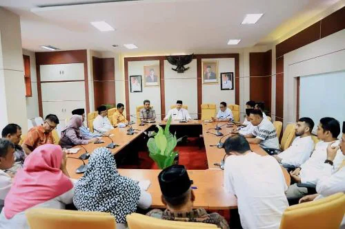 Wako Zul Elfian Umar memimpin rapat, bertempat di ruang rapat Zarhismi Ajis Lantai II Balaikota Solok, Jum'at (24/03/23).