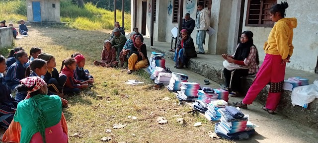 मिति २०७९-०९-०४ गते सोमबारको दिन ग्रामिण स्वास्थ्य र शिक्षासेवा गुठी रेष्टबाट  बिद्यार्थीहरुलाई सामग्री वितरण गर्दै 