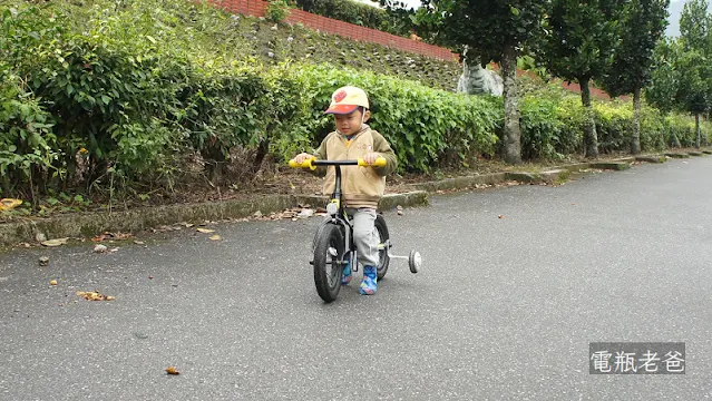 滑步車裝上輔助輪後，小孩很愛騎滑步車到處走。