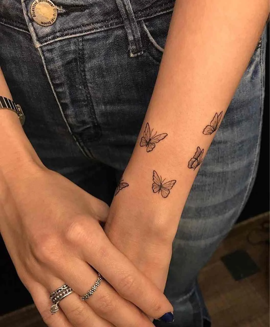 Vemos un tatuaje de línea fina elegante