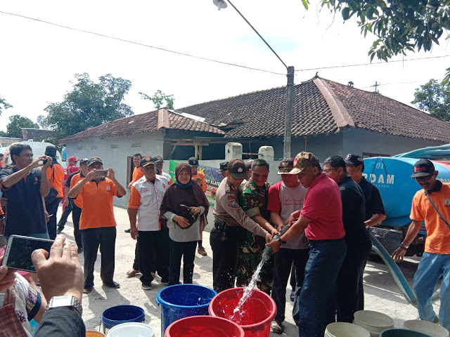 Peduli Kemanusiaan, Babinsa Cawas Bantu Distribusikan Air Bersih