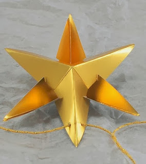 http://translate.google.es/translate?hl=es&sl=en&tl=es&u=http%3A%2F%2Fscissorsandspoons.com%2Fdiy-christmas-ornaments-paper-star-garland%2F