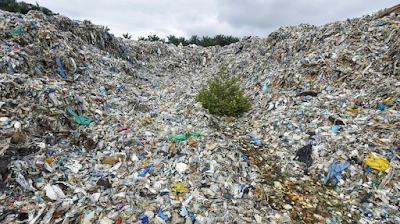 Longgokan sampah plastik