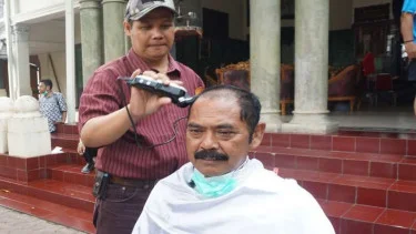 Wali Kota Solo Gunduli Rambut Tolak Bala Usir Corona