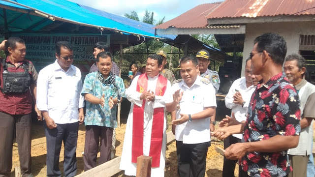 Bupati Sekadau Melakukan Penancapan Tiang Pertama Gereja Santa Theresia Stasi Nanga Pemubuh